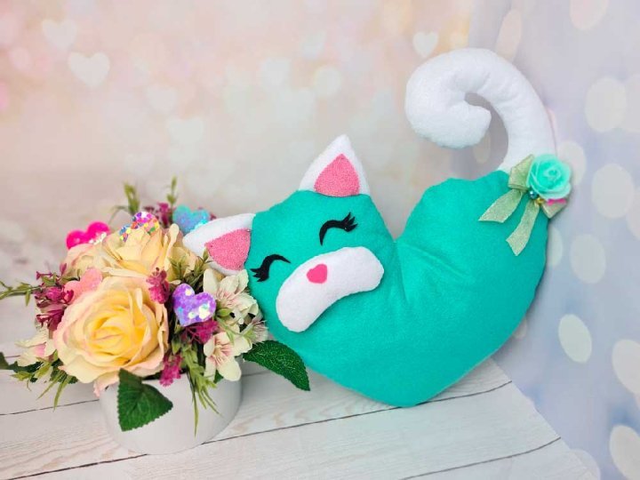 Діти на майстер-класі з виготовлення іграшки зайчик та котик
