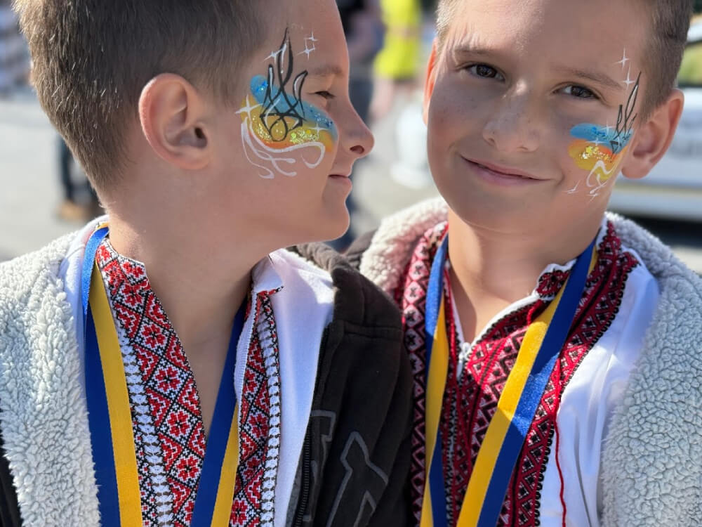 Діти з аквагримом на святі