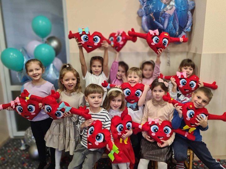 Діти на майстер-класі з виготовлення валентинки подушки